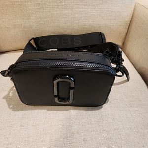 Marc Jacobs ,Saffiano leather purse! (7in L x 2in D x 4in H) Black color